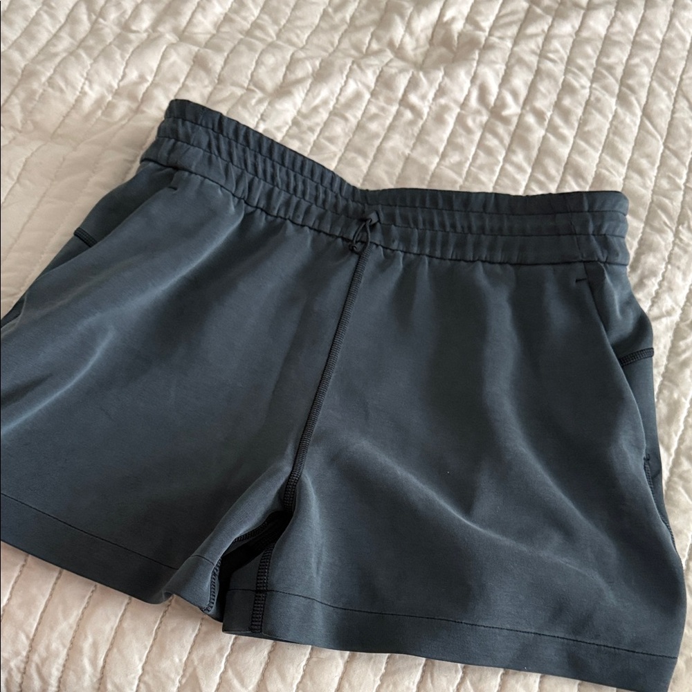 Women’s navy blue size 8 Lululemon Elastic Waist Active Shorts blue gray